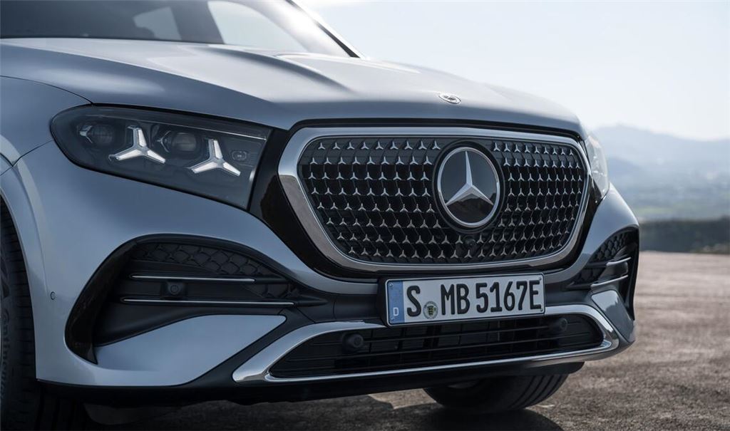 Das Markenzeichen dominiert: Mercedes hat den neuen GLE unter anderem optisch überarbeitet – und die Sterne auch im Scheinwerfer untergebracht. Klicken Sie sich durch unsere Bildergalerie.