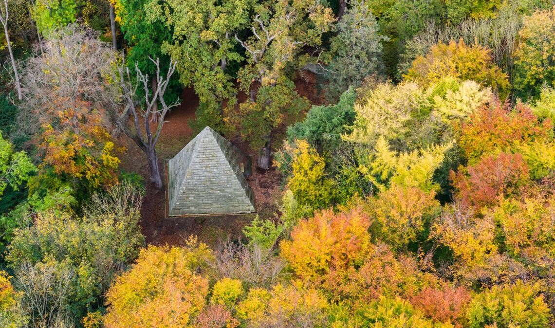 Das Mausoleum des Grafen Ernst zu Münster steht zwischen herbstlichen Bäumen am Laves-Kulturpfad im Landkreis Hildesheim.