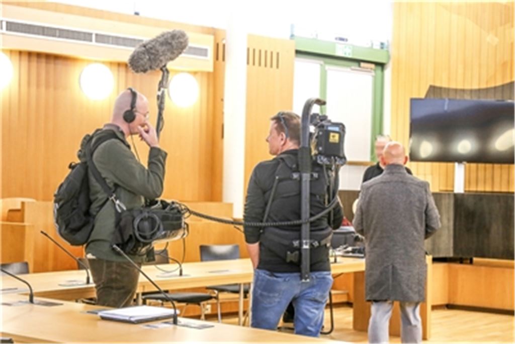 Das Medieninteresse ist groß: Im Prozess in Pforzheim tritt die Mutter (im Bild mit ihrem Ehemann und Rechtsanwältin Johanna Maier) als Nebenklägerin auf. Fotos: Deeg