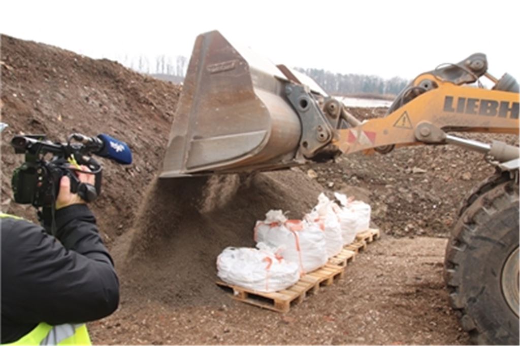 Das Medieninteresse ist groß, als auf der Deponie Burghof Material aus Neckarwestheim angeliefert und schließlich eingebaut wird. Fotos: Arning