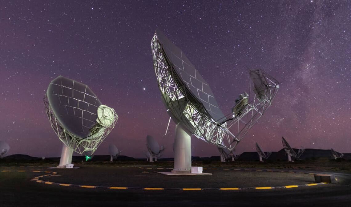 Das MeerKAT-Radioteleskop in Südafrika ist eines der leistungsstärksten Radioteleskope der Welt.
