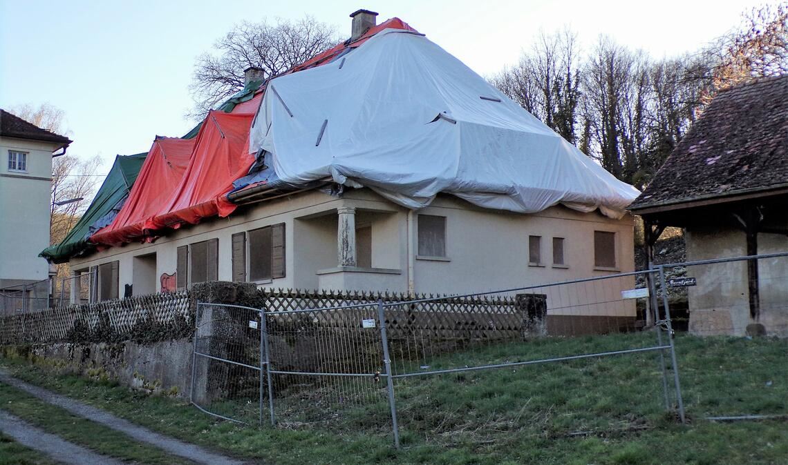 Das Mitarbeiterhaus des Flusskraftwerks der EnBW im Enztal zwischen Mühlhausen und Roßwag steht unter Denkmalschutz und kann nicht einfach so abgerissen werden. Gleichzeitig ist das Gebäude ein Schandfleck im Landschaftsschutzgebiet. Foto: privat