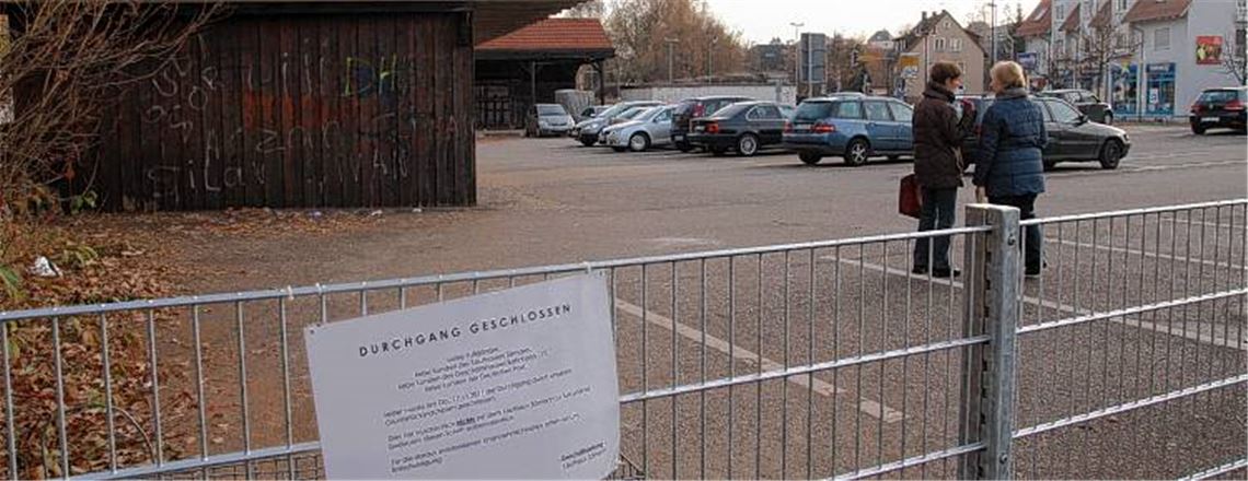 Das Modehaus Sämann als Nachbar distanziert sich: Hinweis am umstrittenen Zaun.