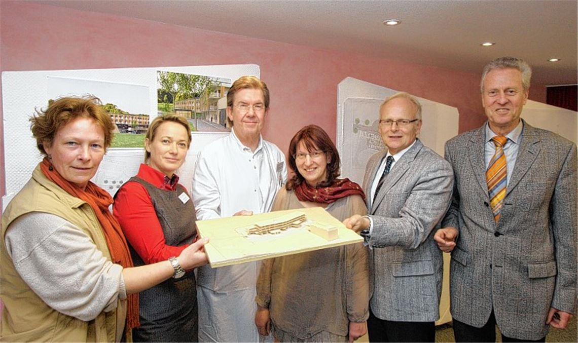 Das Modell des Klinik-Neubaus gibt es schon (v.li.): Therapeutin Brigitte Wessels, Geschäftsführerin Maria Wert, Leitender Arzt Dr. Matthias Woernle, Sybille Czika von der Pflegedienstleitung, Landrat Karl Röckinger und Bürgermeister Jürgen Kurz. 