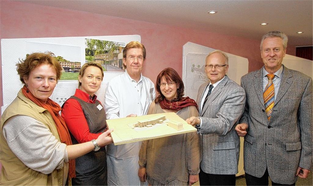 Das Modell des Klinik-Neubaus gibt es schon (v.li.): Therapeutin Brigitte Wessels, Geschäftsführerin Maria Wert, Leitender Arzt Dr. Matthias Woernle, Sybille Czika von der Pflegedienstleitung, Landrat Karl Röckinger und Bürgermeister Jürgen Kurz. 