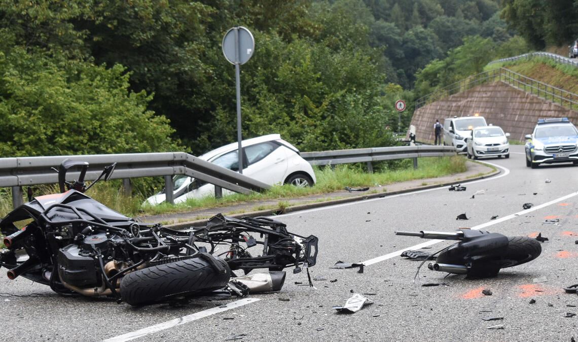 Das Motorrad des 55-Jährigen wird durch die Wucht des Aufpralls in mehrere Teile zerrissen.Foto: Myroshnichenko