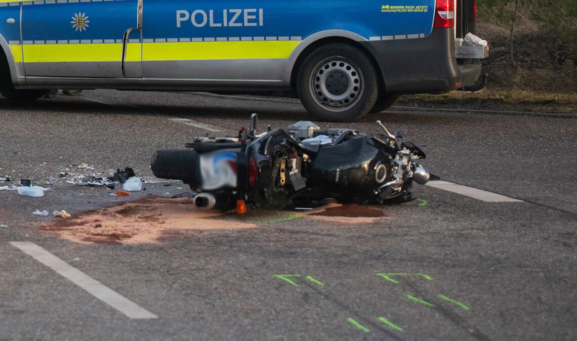 Das Motorrad des Unfallopfers ist komplett zerstört. Foto: Fotomoment