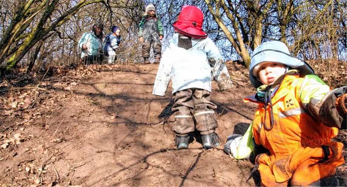 Das Motto im Waldkindergarten: Auch in der kalten Jahreszeit kann das Spielen im Freien Spaß machen – und besonders beliebt bei den Kleinen ist die „Dreckrutsche“. 