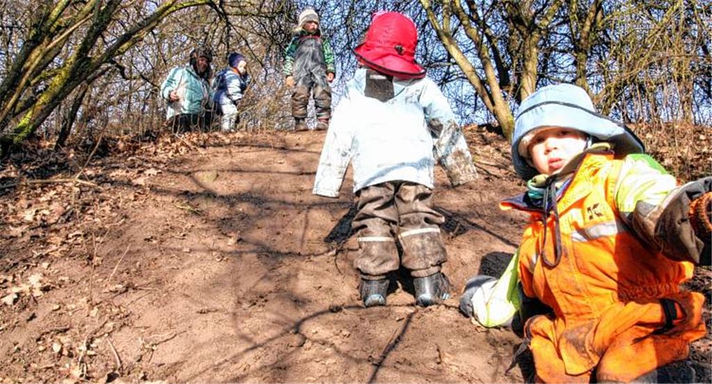 Das Motto im Waldkindergarten: Auch in der kalten Jahreszeit kann das Spielen im Freien Spaß machen – und besonders beliebt bei den Kleinen ist die „Dreckrutsche“. 