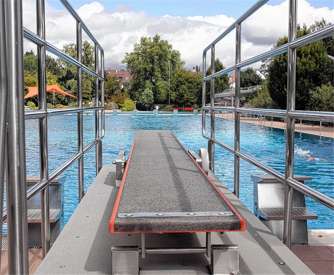 Viel Platz im Becken: Die Zahl der Besucher hält sich im Mühlacker Freibad wegen des unsommerlichen Wetters in Grenzen. Rechtes Bild: Die Luft ist acht Grad kälter als das wohlig warme Wasser. Fotos: Sadler
