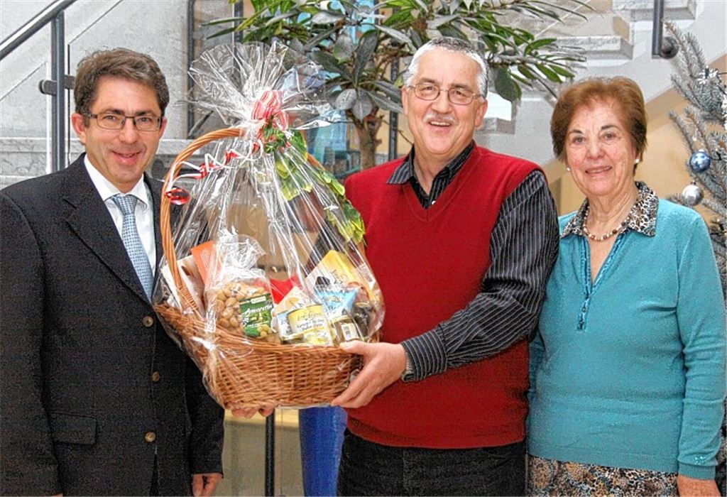 Das Mühlacker Tagblatt dankt: Gerhard Franz (Mitte) mit Verlegerin Brigitte Wetzel und Verleger Hans-Ulrich Wetzel.