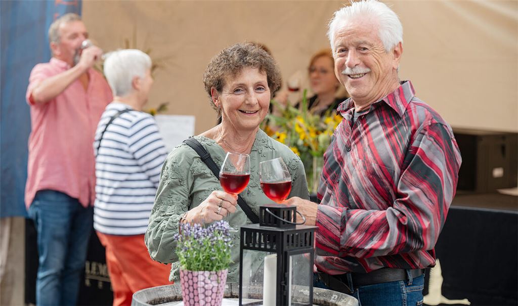 Das Mühlacker Weinfest lädt zum Anstoßen ein. Foto: Fotomoment