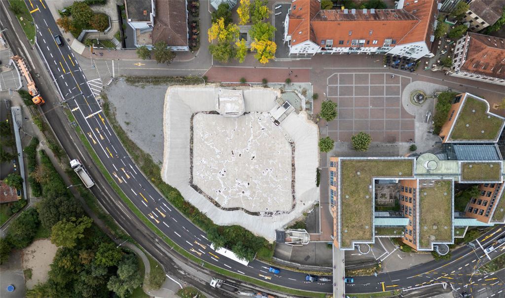 Das „Mühlehof-Loch“ als buchstäblicher weißer Fleck gilt als offene Wunde im Mühlacker Stadtzentrum. Doch wann hier was geschehen soll, ist noch völlig offen. Foto: Fotomoment