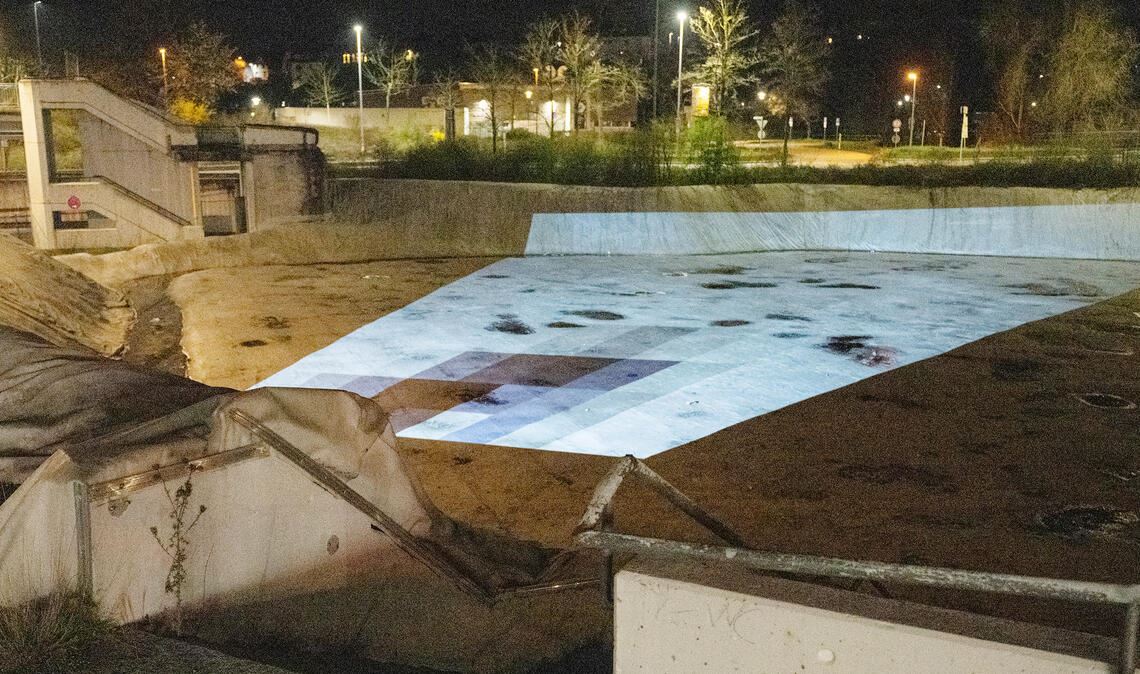 Das „Mühlehof-Loch“ wird zur Leinwand für eine Videoinstallation. Wie es darüber hinaus mit der Brache weitergeht, hängt vom Interesse der Investoren ab. Fotos: Fotomoment