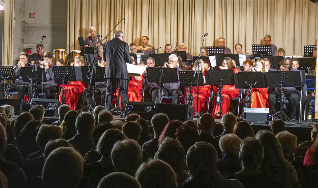 Das Mundharmonika-Orchester Knittlingen sorgt am Samstagabend für eine restlos ausverkaufte Lienzinger Festhalle. Foto: Friedrich
