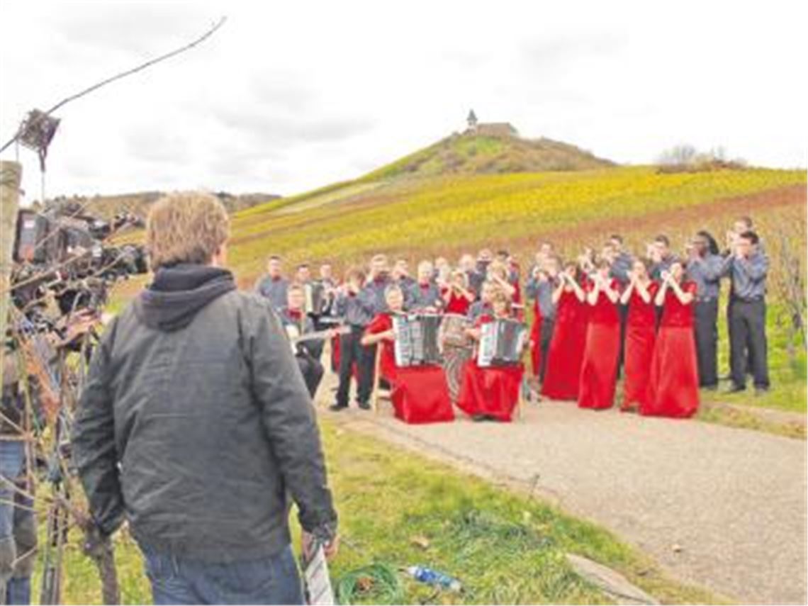 Das Mundharmonika-Orchester Knittlingen stand am Samstagmittag am Fuße des Michaelsbergs bei Cleebronn im Mittelpunkt von Fernsehaufnahmen eines SWR-Aufnahmeteams zur Sendung Sonntagstour, die am 28. November im dritten Fernsehprogramm gesendet wird. Foto: Haller
