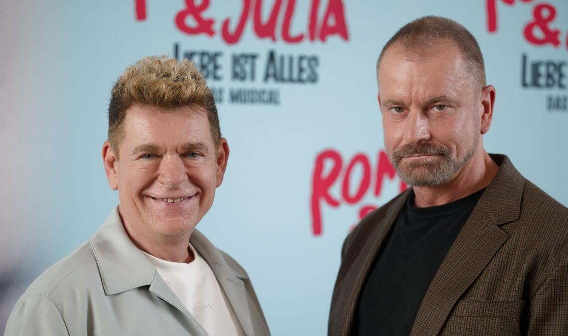 Das Musical  "Romeo & Julia – Liebe ist alles" von Peter Plate (links) und Ulf Leo Sommer geht bald auf Tournee.