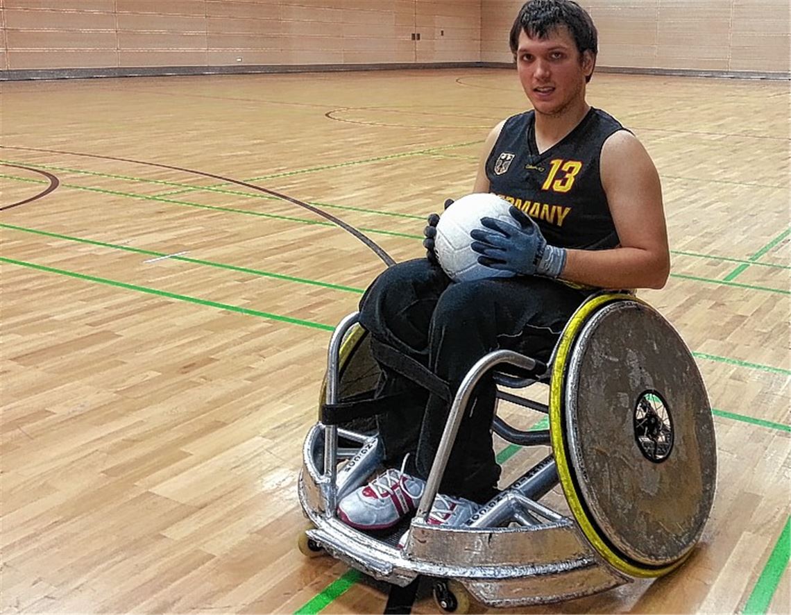 Das Nationalmannschafts-Trikot passt schon wie angegossen, nun hofft Beyzade Yildirim aus Enzberg auf seine ersten Länderspiel-Einsätze im Rollstuhlrugby. Foto: privat
