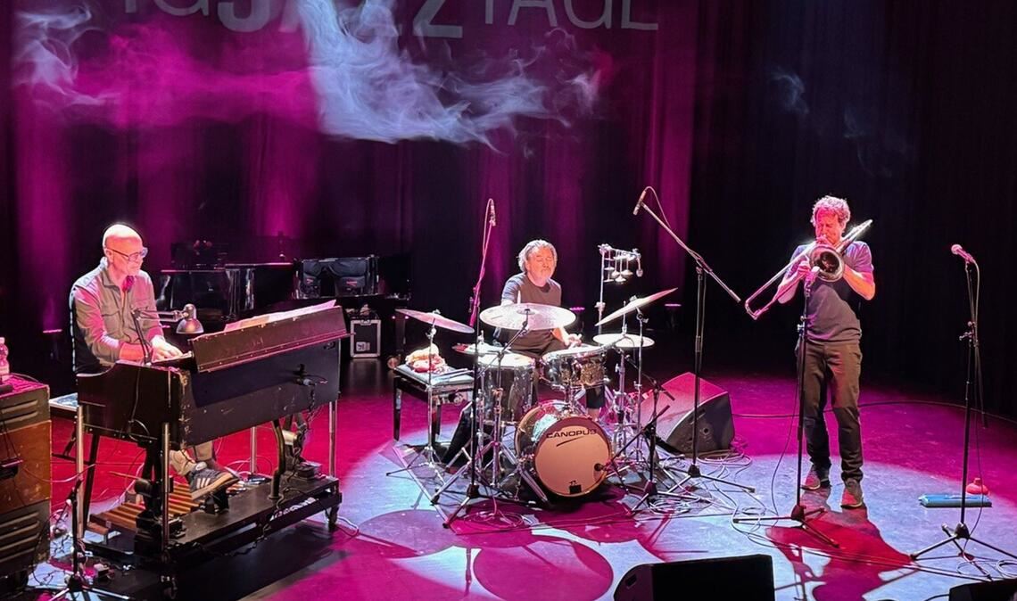 Das Nostalgia Trio mit Arno Krijger (Hammond B3),  Dejan Terzić (Drumms) und  Nils Wogram (Posaune).