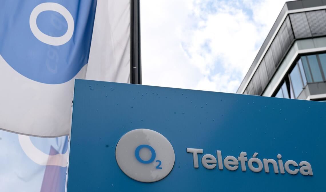 Das O2-Logo samt Fahnen ist vor dem Düsseldorfer Standort der Firma zu sehen - früher war in dem Gebäude die E-Plus-Zentrale, 2014 schluckte O2 den Wettbewerber.