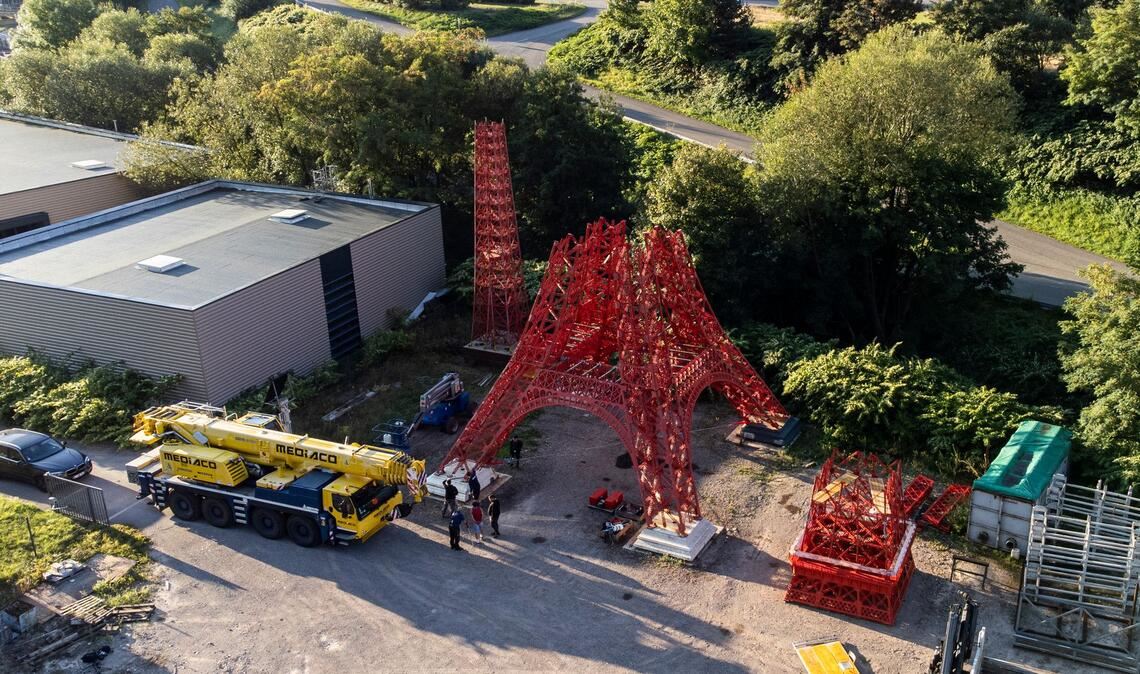 Eiffelturm im Kleinformat bald mitten im Elsass Das Oberteil und das untere Element des Eiffelturm-Nachbaus wurden mit einem Kran aufeinandergesetzt.