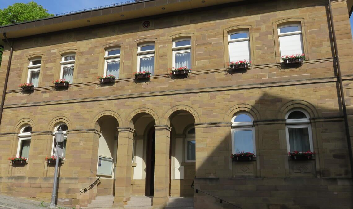 Das Ötisheimer Rathaus. Wer wird neuer Chef, neue Chefin der Verwaltung? Foto: Becker