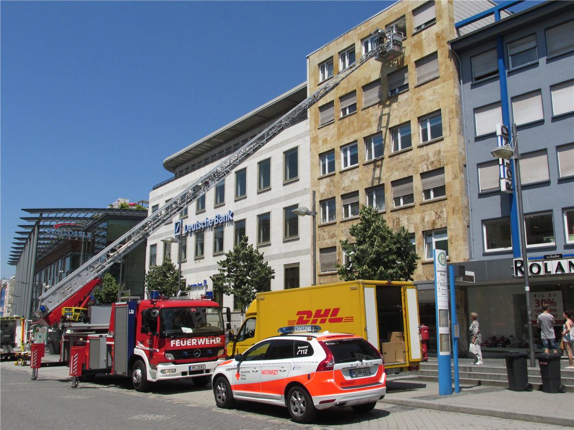 Das Opfer wird mit der Drehleiter über das Fenster aus der Arztpraxis geborgen.  Foto: privat