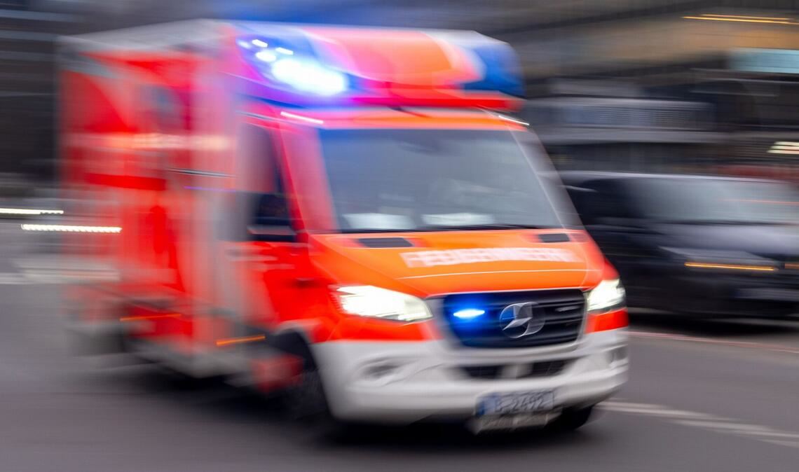 Das Opfer wurde daraufhin schwer verletzt auf offener Straße entdeckt, in ein Krankenhaus gebracht und notoperiert. (Symbolbild)