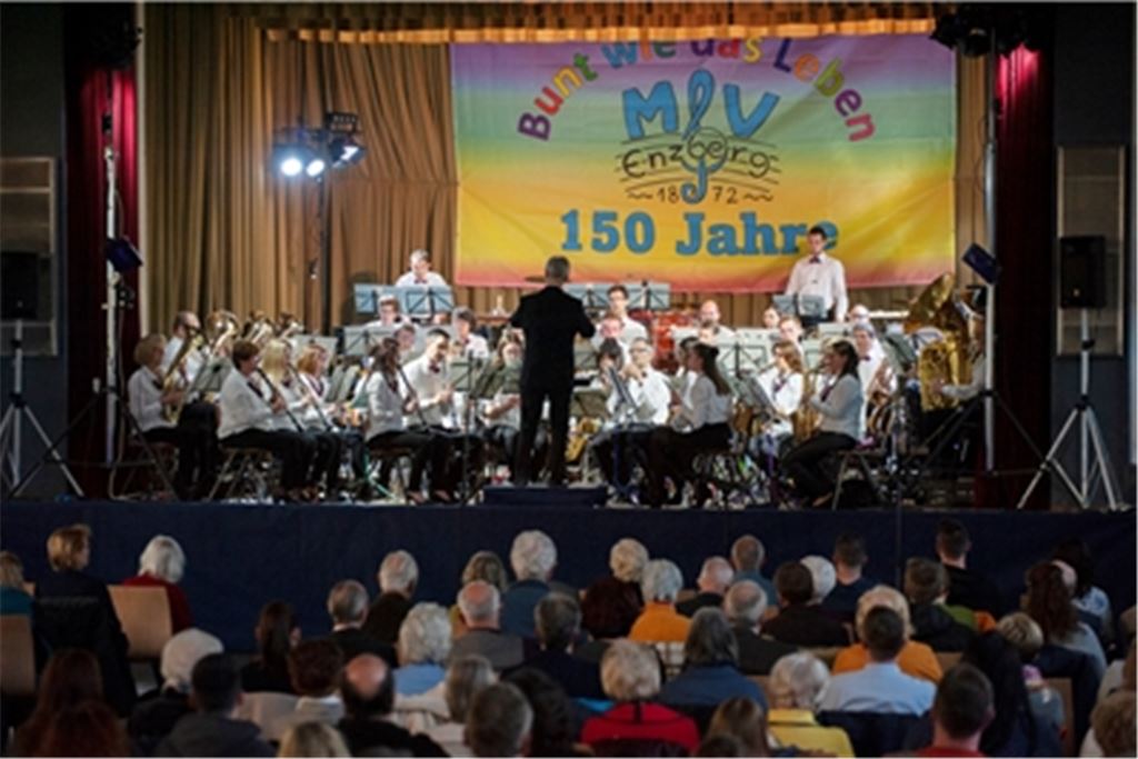 Das Orchester des Musikvereins Enzberg unter der Leitung von Jürgen Charrier. Foto: Fotomoment