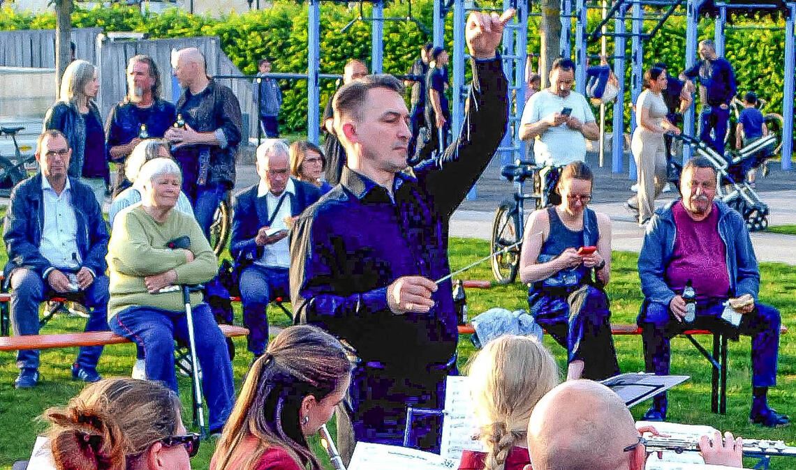 Das Orchester des Musikvereins mit Dirigent Sergii Svintsitskyi im Mai bei einem Konzert in den Enzgärten. Foto: Archiv/Stahlfeld