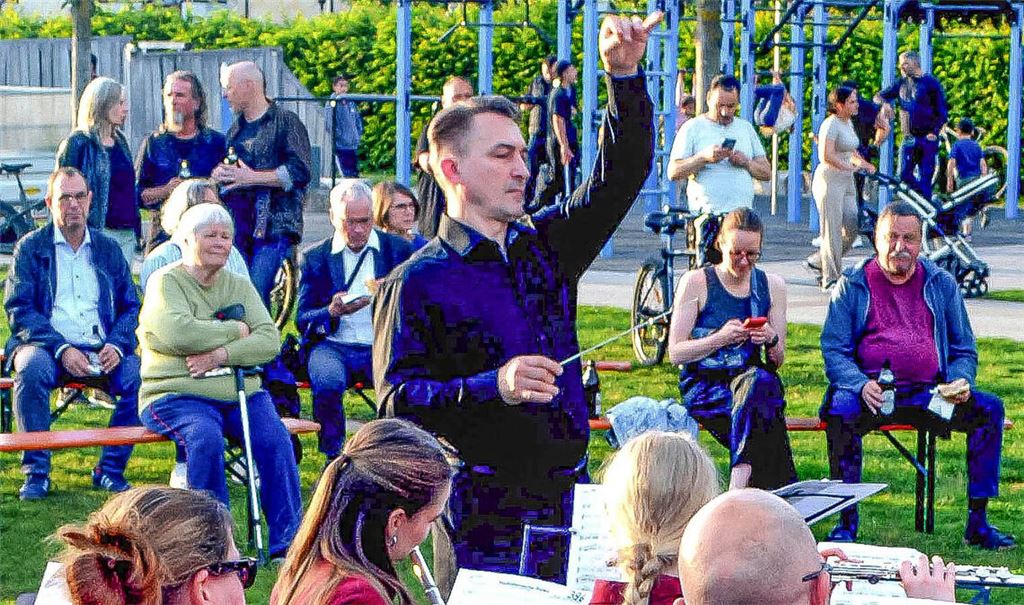 Das Orchester des Musikvereins mit Dirigent Sergii Svintsitskyi im Mai bei einem Konzert in den Enzgärten. Foto: Archiv/Stahlfeld