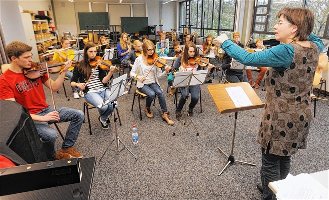 Das Orchester des Theodor-Heuss-Gymnasiums bereitet sich unter der Leitung der neuen Dirigentin Karin Waibel auf den Auftritt in der Herz-Jesu-Kirche vor. Beim Adventskonzert unserer Zeitung am 15. Dezember sind dann auch die von Regina Pitter-Eberle geleiteten Chöre der Schule zu hören.