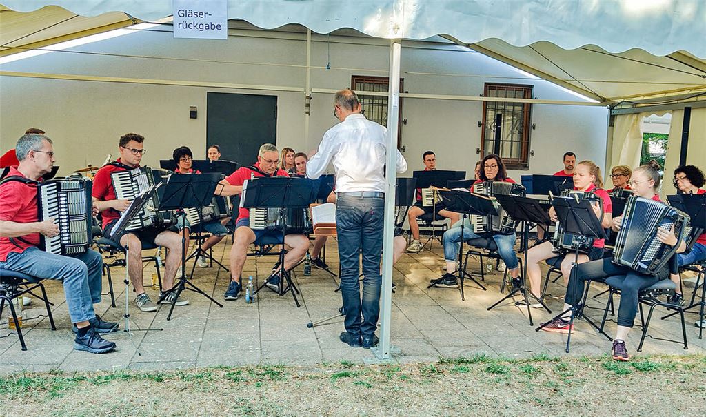 Das Orchester des gastgebenden Harmonika-Spielrings bei seinem Auftritt. Foto: privat