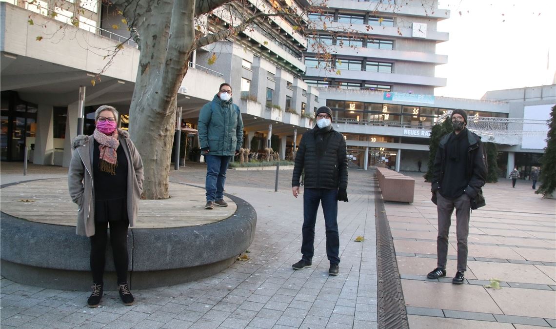 Ein Zeichen der Solidarität setzen Das Organisationsteam der Kundgebung mit (v. li.) Heike Reisner-Baral, Jochen Baumann, Gerhard Baral und Paul Hoffer steht, wo am Samstag die Bühne platziert sein wird. Foto: Wacker