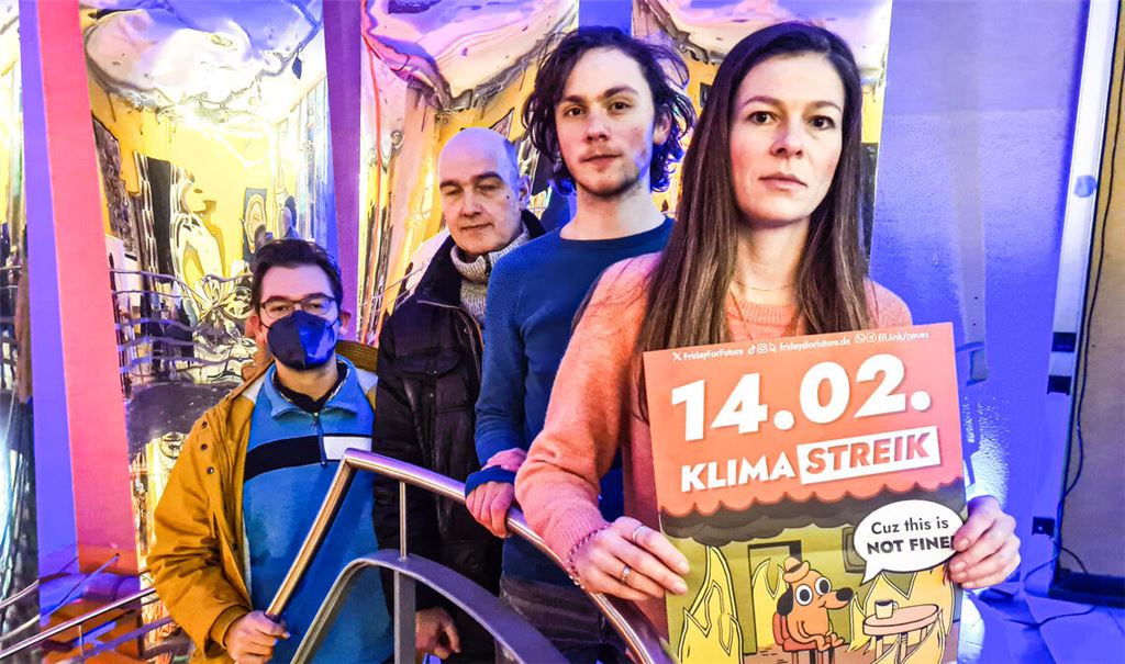 Das Organisationsteam von Fridays for Future Ina Reinhardt (v.re.), Felix Ewers, Claudio Schel und Florian Martens (mit Maske, weil erkältet) ruft zum Klimastreik auf. Foto: Metzbaur