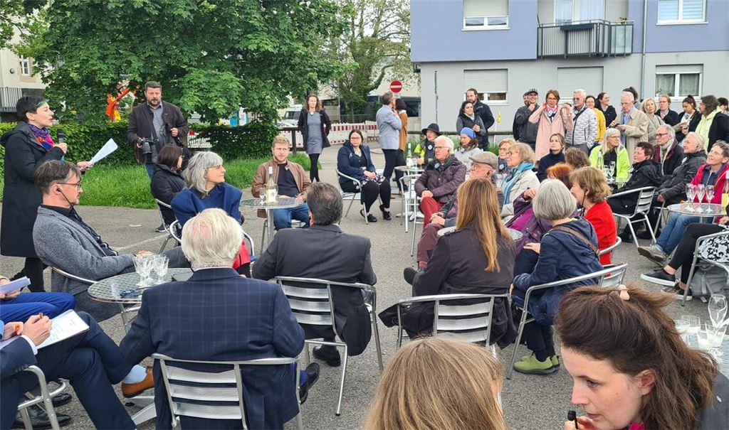 Das Ornamenta-Team informiert Neugierige über verschiedene Veranstaltungen, die im Jahr vor dem eigentlichen Start Appetit auf das Projekt machen sollen. Foto: Metzbaur