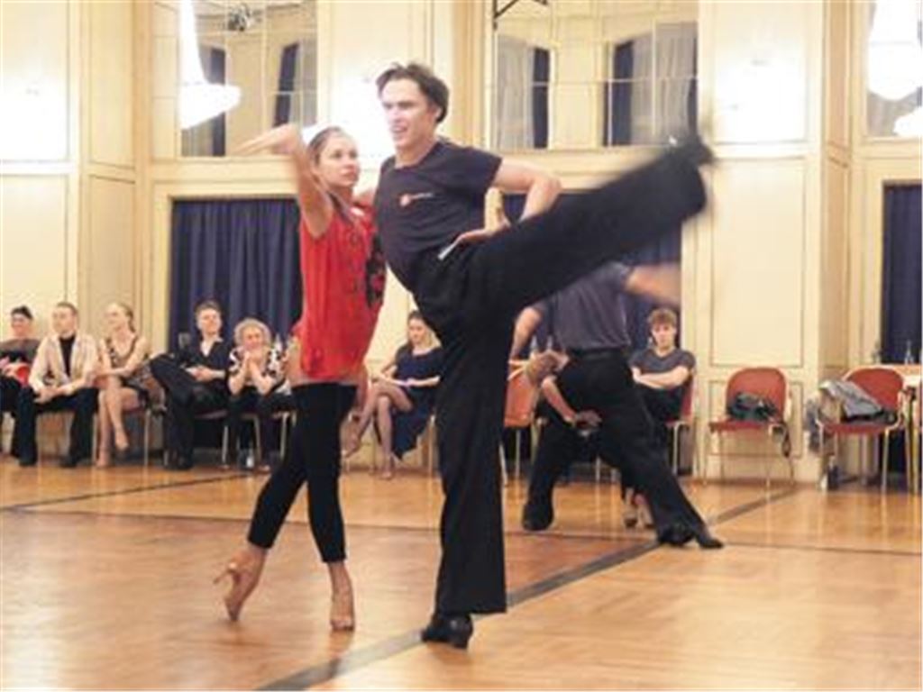 

Das Paar vom Plakat: Marius Balan und Nina Bezzubova vom Schwarz-Weiß-Club Pforzheim wollen natürlich auch einen Pokal gewinnen. 
Foto: Roth
