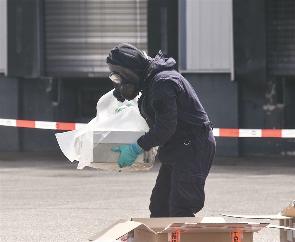 Das Paket, in dem sich die Substanz befand, wurde vorsichtshalber eingepackt. Foto: Myroshnichenko