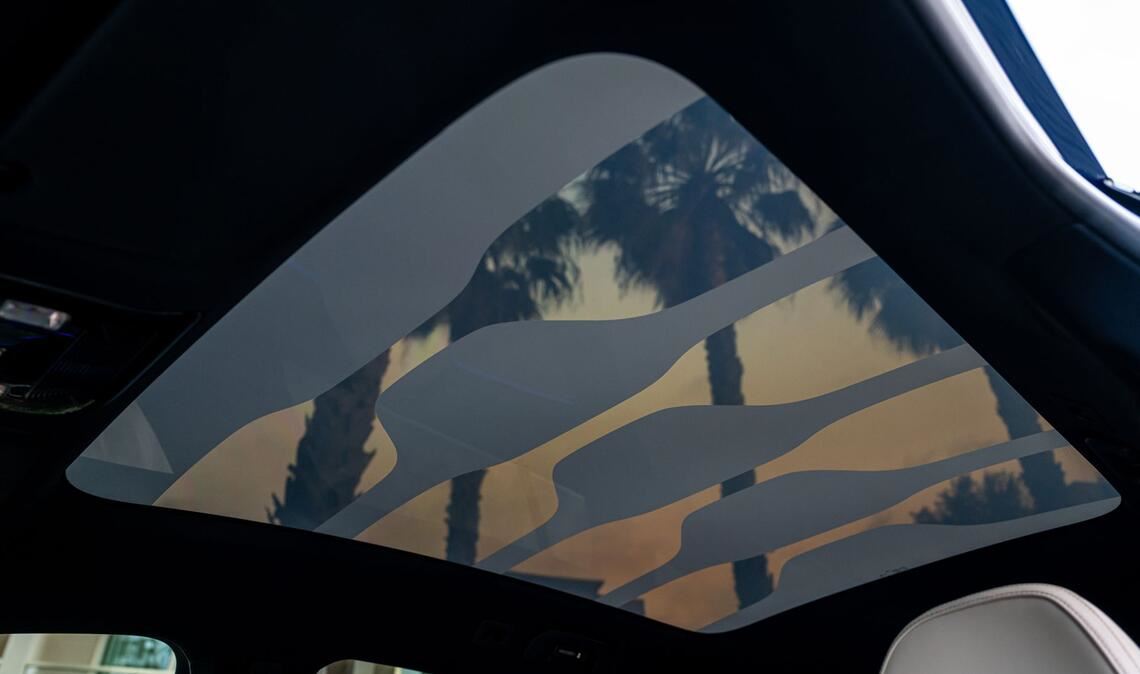 Das Panorama-Dach lässt segmentweise verdunkeln.