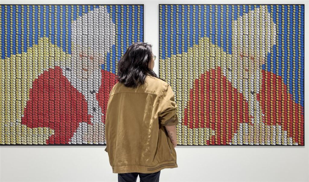 Das Papst-Bild  wurde aus einer tausendfach wiederholten Schuh-Zeichnung zusammengesetzt.