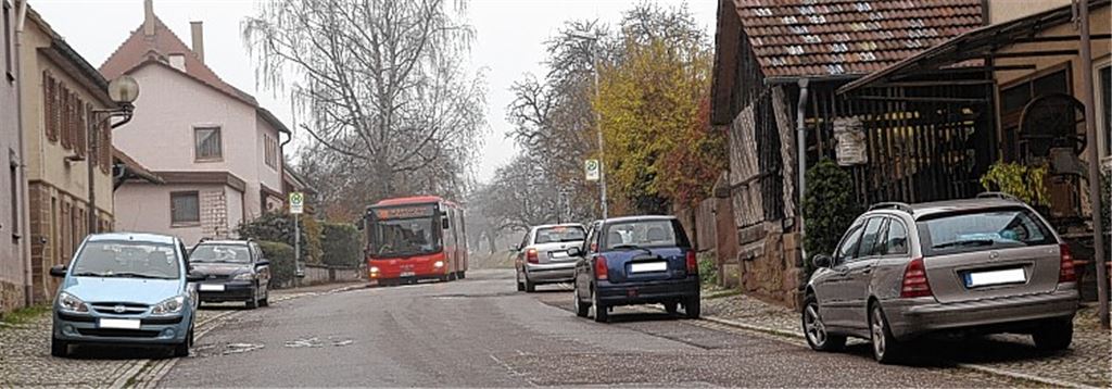 Das Parken an der Knittlinger Straße in Lienzingen wird Thema im Gemeinderat.Foto: Sadler