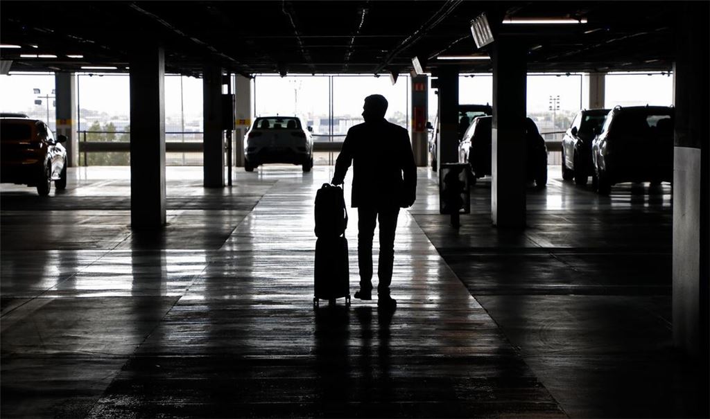 Das Parkhaus einer Autovermietung. Mietwagen werden über Ostern in Deutschland teurer sein als im Vorjahr, in etlichen anderen Ländern jedoch günstiger. (Symbolbild)