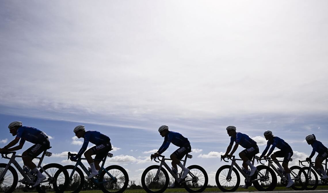 Das Peloton beim Rennen In Flanders Fields in Belgien.