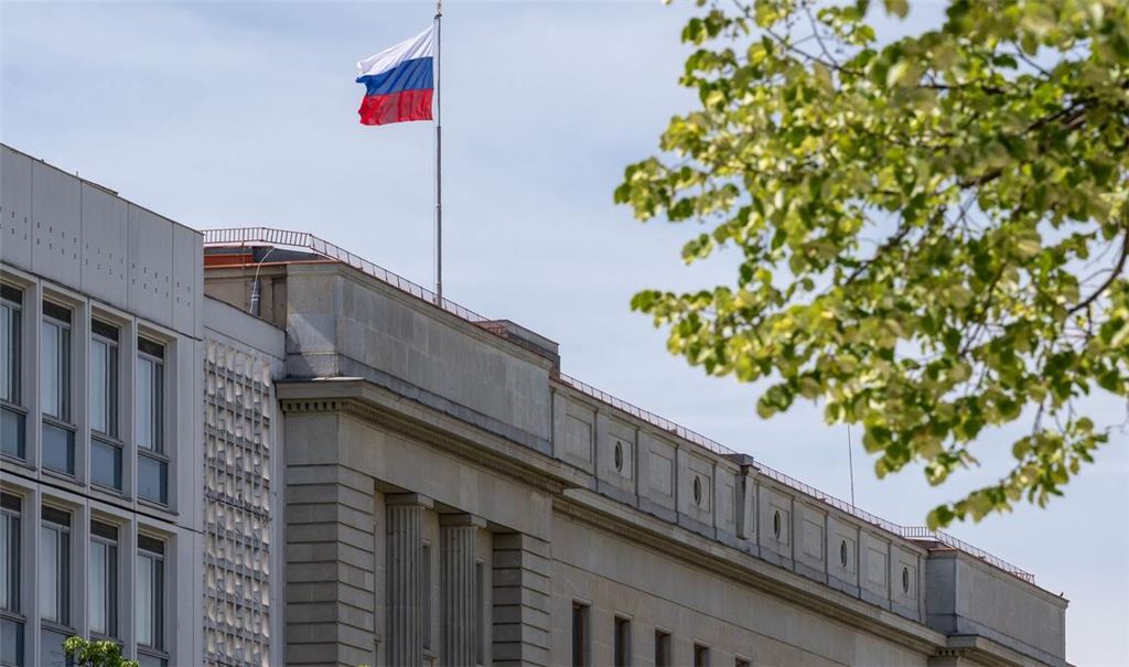 Das Personal der russischen Botschaft in Berlin wird künftig nicht mehr einfach so in andere EU-Staaten reisen dürfen. (Archivbild)