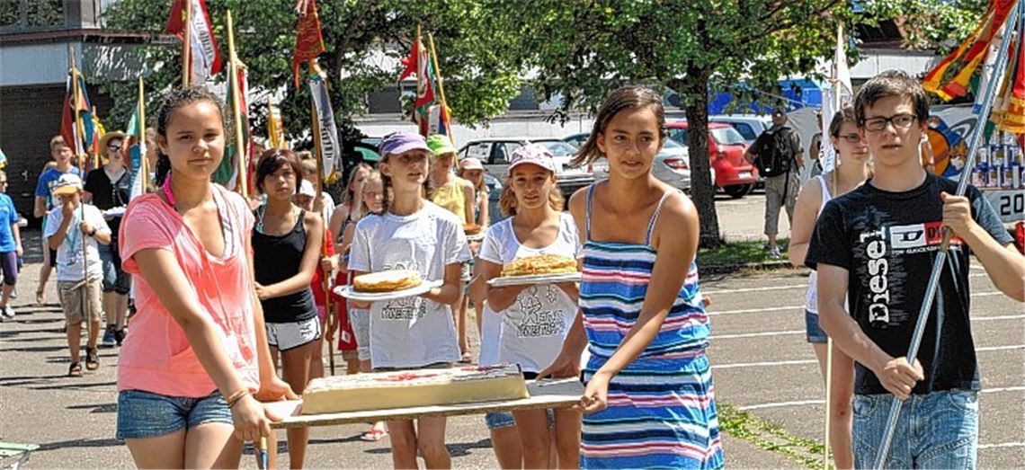 Das Pfingstcamp der Naturfreundejugend Baden feiert Jubiläum – mit 50 Kuchen und einer imposanten „Geburtstagstorte“.