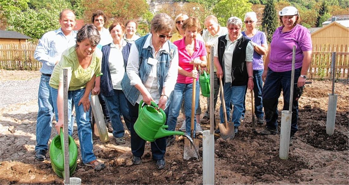 Das Pflanzteam mit Bürgermeister Winfried Abicht, der Kreisgeschäftsführerin Eveline Mandel und der Kreisvorsitzenden Margot Bellenbaum (vorne v.li.) kümmert sich um die Reben.