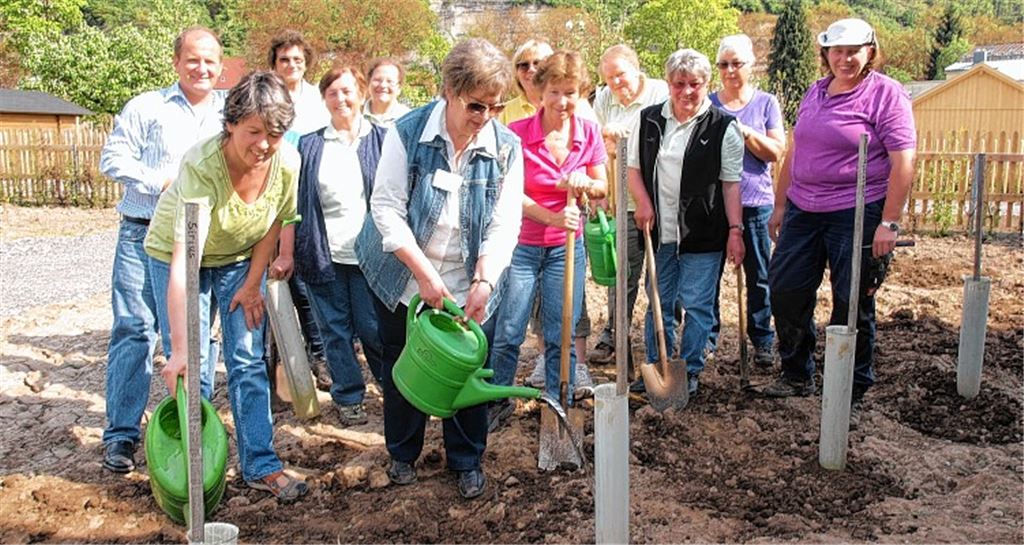 Das Pflanzteam mit Bürgermeister Winfried Abicht, der Kreisgeschäftsführerin Eveline Mandel und der Kreisvorsitzenden Margot Bellenbaum (vorne v.li.) kümmert sich um die Reben.