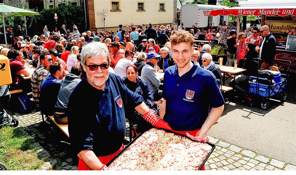 Das Pizzafest in Mühlhausen lockt zwischen 1500 und 2000 Besucher an. Wilhelm Bauer (li.) und David Seidel haben alle Hände voll zu tun. Fotos: Stahlfeld (2), Fotomoment (2)