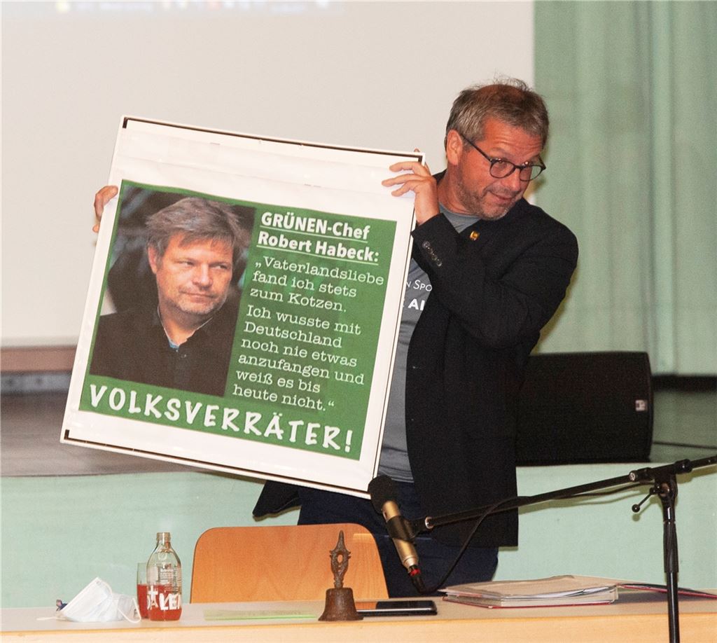 Das Plakat, das Spitzenpolitiker Habeck als „Volksverräter“ verunglimpft und hier vom von dieser Art des Sprachgebrauchs geschockten Bürgermeister Andreas Felchle im Gemeinderat gezeigt wird, soll ein Dokument der Zeitgeschichte im Maulbronner Archiv werden – als Beispiel einer aus Sicht des Rathauschefs gefährlichen Radikalisierung. Das Plakat hatte Felchle am Tag nach dem Habeck-Auftritt in Maulbronn als Überbleibsel eines teilweisen aggressiven Protests auf dem Boden im Klosterhof gefunden. Fotos: Fotomoment/Waidelich