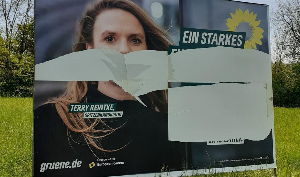 Das Plakat der Grünen zur Europawahl in Mühlacker wurde kurz nach Beginn des Wahlkampfes beschädigt. Warum, bleibt offen. Fotos: privat